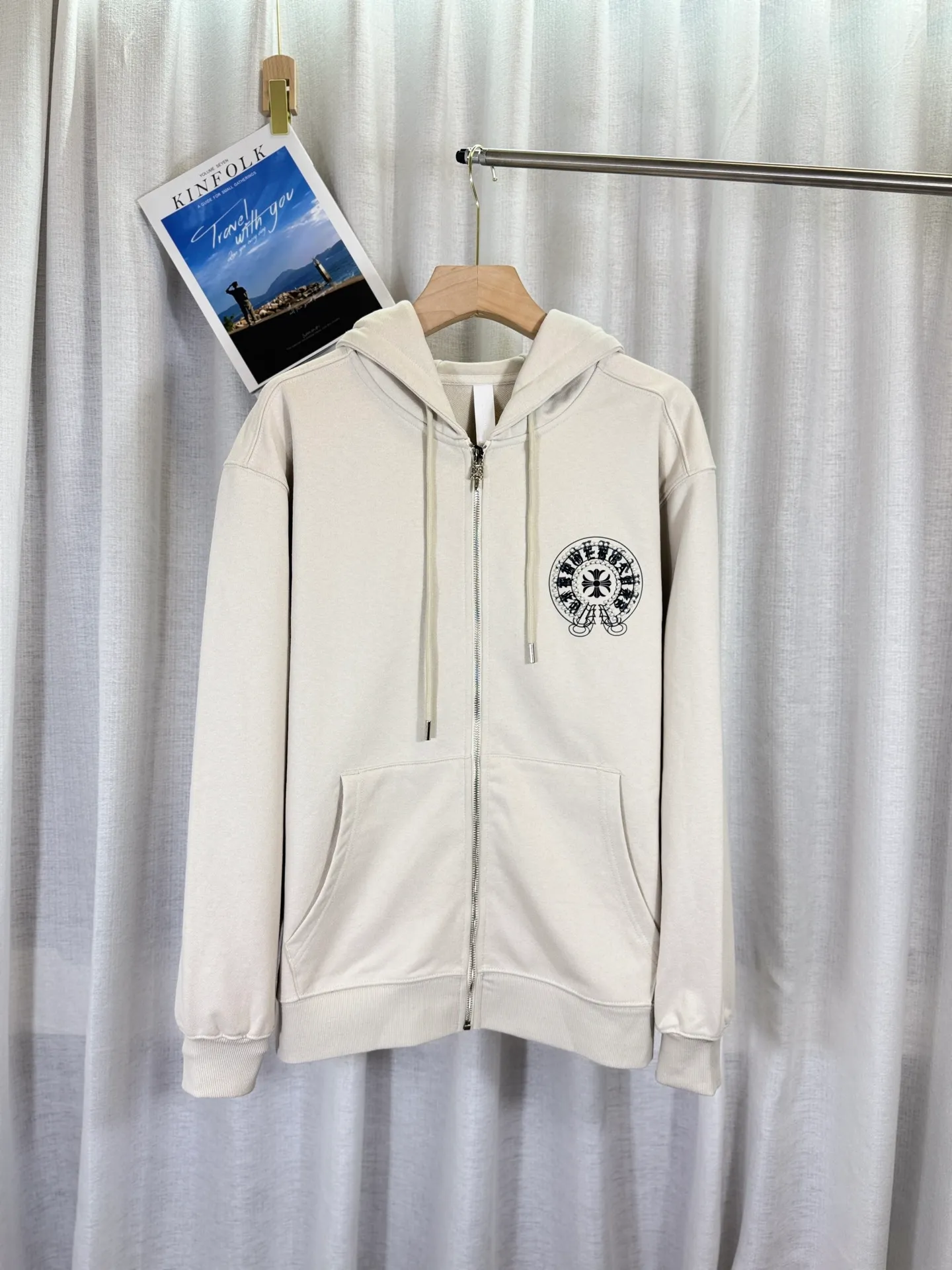 P350 top version, real shot without P, ​​different from market currency) 𝗖𝗵𝗿𝗼𝗺𝗲 𝗛𝗲𝗮𝗿𝘁𝘀/Cro Heart 2025 Compass Pearl Embroidery Autumn and Winter New Original Single Counter American Laser Burnt 3D Three-dimensional Appliqué Pearl Couple Casual Cardigan Sweatshirt 👑The highest version! Customized fabric 480g tripe terry fabric! American acid-washed and distressed original fabric, laser burning + patch embroidery, exquisite embroidery of letters! The best-selling model in the counter, very comfortable to wear. Accessories: original molded and authenticated collar label➕100% silk wash label. Genuine purchase-grade original hangtag➕matching hanging rope➕3D hanging beads➕original packaging bag. Craftsmanship: The original version has consistent wiring! The highest version of the armhole matching technique! Color: Beige Black Size: S M L XL Style No.: 25-353